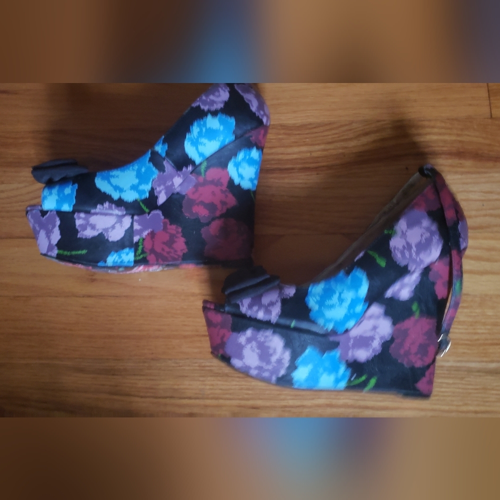 Betseyville By Betsey Johnson Floral Wedges US Sz 7